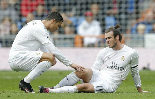 Bale bị đau trong hiệp một trận gặp Gijon. Ảnh: AFP.