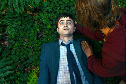 Vai diễn xác chết mới của Daniel Radcliffe chia rẽ khán giả.