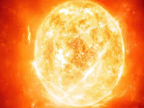 Mơ thấy mặt trời đánh con gì - Nằm mơ thấy mặt trời là điềm gì? Giải mộng ngủ mơ thấy mặt trời mọc, mặt trời lặn, mặt trời chiếu vào người, mặt trời bị mây che, cùng bộ số lô đề MẶT TRỜI chính xác nhất Mặt trời là một trong rất nhiều hệ hành tinh trung tâm của thiên hà, nhờ có nó mà sự sống trên Trái Đất mới có thể được duy trì. Những bức xạ từ mặt trời chiếu xuống là nguồn năng lượng chính cho trái đất loài người. Còn theo tín ngưỡng, thì mặt trời được coi như biểu tượng của quyền lực tối cao, và thường được các vua chúa sử dụng để làm chi tiết trong các đồ vật và trang phục trịnh trọng. Ý nghĩa giấc mơ thấy mặt trời Nằm mơ thấy mặt trời mọc Khi bạn nằm mơ thấy hình ảnh mặt trời mọc thì đây chắc chắn được xem là điềm báo mang đến sự may mắn, tốt lành. Đối với những người kinh doanh buôn bán mơ thấy mặt trời mọc dự báo về những thành công mà họ sẽ đạt được trong tương lai và những khó khăn hiện tại sẽ sớm được giải quyết. Đối với những người bệnh mơ mặt trời mọc là dấu hiệu cho biết bệnh tình đang có sự chuyển biến tốt. Mơ thấy mặt trời màu đỏ Nếu bạn mơ thấy hình ảnh mặt trời màu đỏ thì hãy cẩn thận vì đây là điềm báo không may mắn cho biết công việc của bạn sẽ bị người khác cản trở hoặc trong chuyện tình cảm sẽ có kẻ thứ 3 xen vào phá hoại. Tuy nhiên bạn không cần quá lo lắng vì mọi khó khăn thử thách nào rồi cũng sẽ qua nếu bạn cố gắng. Chiêm bao thấy mặt trời bị nổ Nếu bạn mơ thấy cảnh tượng mặt trời bị nổ thì hãy cẩn thận vì chiêm bao này đang muốn báo hiệu về những va chạm mà bạn sẽ gặp phải trong tương lai. Những va chạm đó liên quan đến chuyện tình cảm vì thế bạn nên giữ tâm lý bình tĩnh không được vì những phút nóng giận mà làm những điều sai trái để sau này phải hối hận. Mơ thấy mơ che mặt trời Đây là một giấc mơ xấu. Sắp tới có thể bạn sẽ bị người khác hãm hại, gây nên những rắc rối trong cuộc sống và công việc. Họ đang có ý định cản trở sự thành công của bạn. Do đó, bạn hãy luôn cảnh giác và tỉnh táo, cố gắng và kiên trì để gặt hái nhiều thành công hơn nữa. Chiêm bao thấy mặt trời ngày mưa Gặp hình ảnh này trong giấc mộng là một điều không may. Thời gian sắp tới đây của bạn sẽ vô cùng khó khăn. Dường như mọi điều đều muốn chống lại bạn. Từ công việc làm ăn đến chuyện gia đình. Mọi thứ đều thật bế tắc và mệt mỏi. Tuy nhiên, dù có khó khăn thế nào bạn cũng không được từ bỏ. Hãy cố gắng vươn lên và thay đổi nó. Mơ thấy mặt trời thì liên quan đến những con số may mắn nào? Bạn mơ thấy mặt trời và muốn thử ngay vận mệnh của mình liền suy nghĩ ra những con số may mắn vào chuyện lô, đề. Và hiểu được điều đó, các chuyên gia giải mã chúng tôi đã tìm ra những con số may mắn liên quan đến từng hoàn cảnh chi tiết của giấc mơ thấy mặt trời. Cụ thể là: Mơ thấy mặt trời là: 37, 77 Mơ thấy mặt trời màu đỏ là; 51, 89 Mơ thấy mặt trời màu đen là: 23, 30 Mơ thấy mặt trời bị che khuất là: 68, 96 Mơ thấy nhiều mặt trời trên bầu trời là: 27, 72 Mơ thấy mặt trời tự nhiên biến mất là: 12, 70 Chúc các bạn may mắn !!