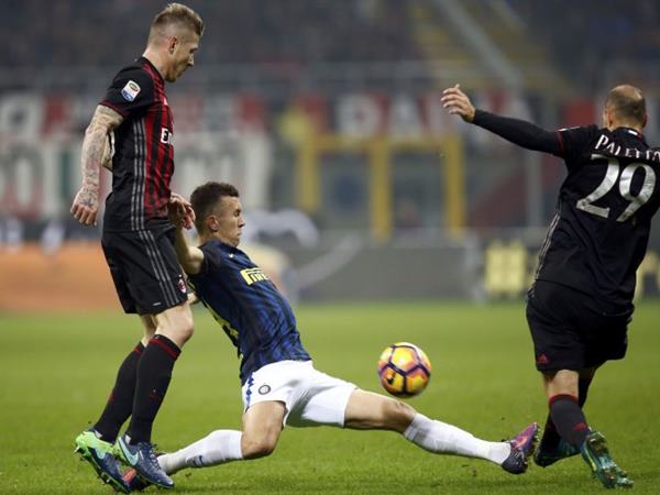 Milan đánh rơi 3 điểm ở trận cầu kịch tính